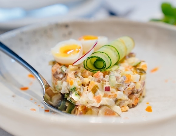 Оливье подождет: врач сказала, с каких блюд начинать новогоднее застолье Оливье подождет: врач сказала, с каких блюд начинать новогоднее застолье