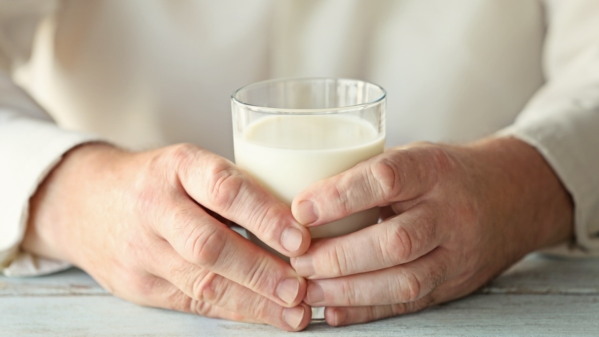 Почему пожилым нельзя отказываться от молока — объяснила главный гериатр 