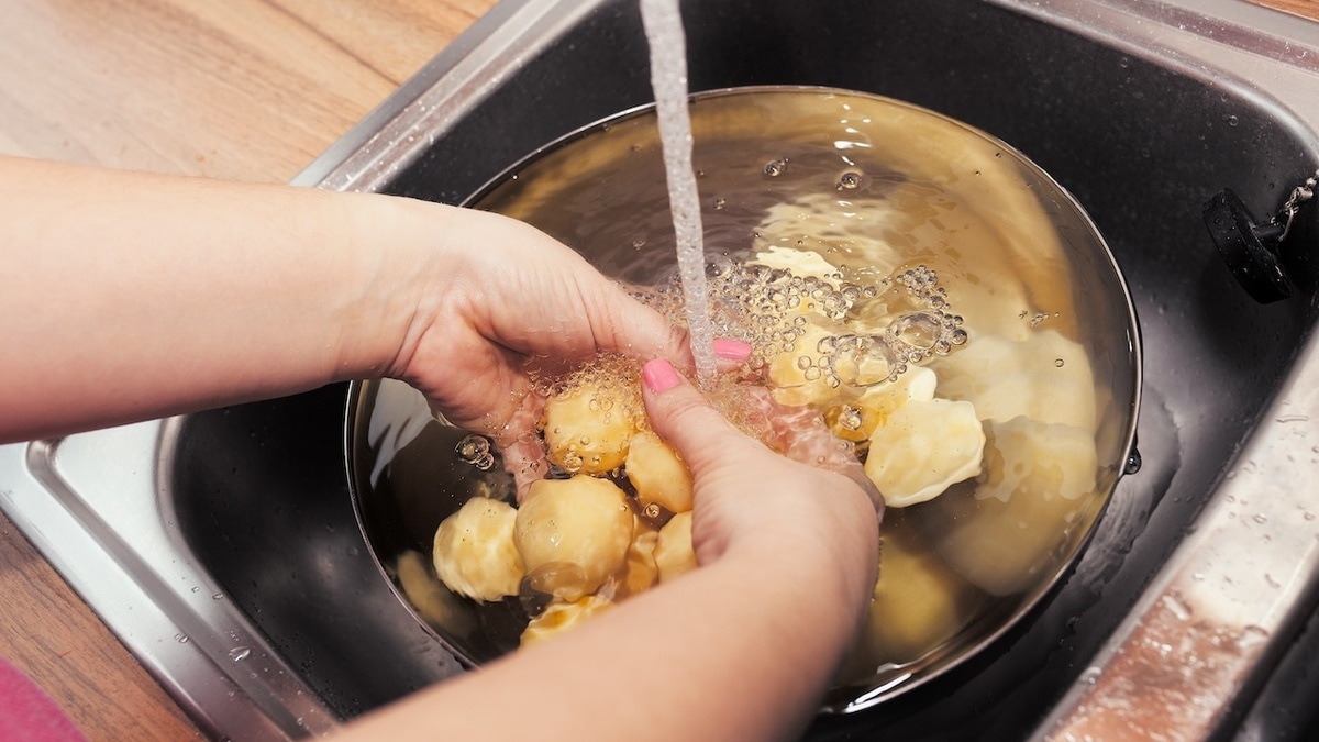 Как быстро почистить картошку без ножа: идеальный лайфхак для кухни 