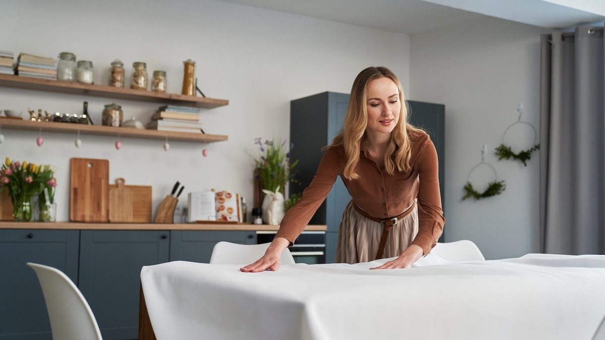 Белее снега: как отбелить скатерть доступными средствами 