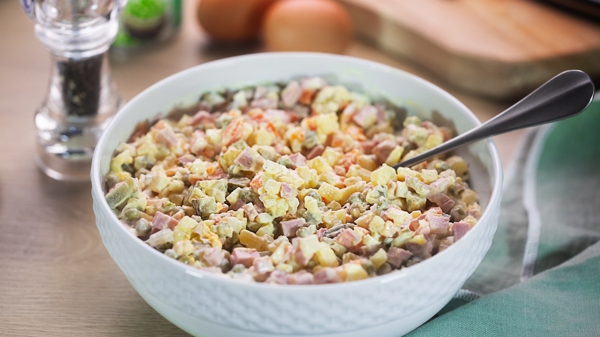 Как долго можно хранить новогодние салаты в холодильнике — ответ дала врач-инфекционист 