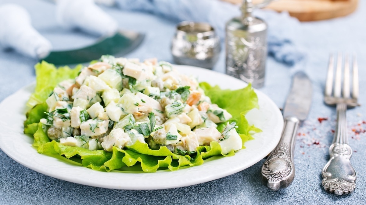 Никакого оливье! Диетолог сказала, кому придется насовсем отказаться от салата 