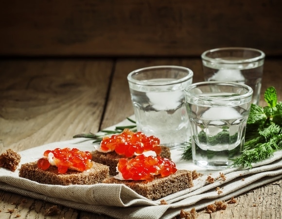 Эксперт подсказал, чем закусывать крепкий алкоголь во время застолья