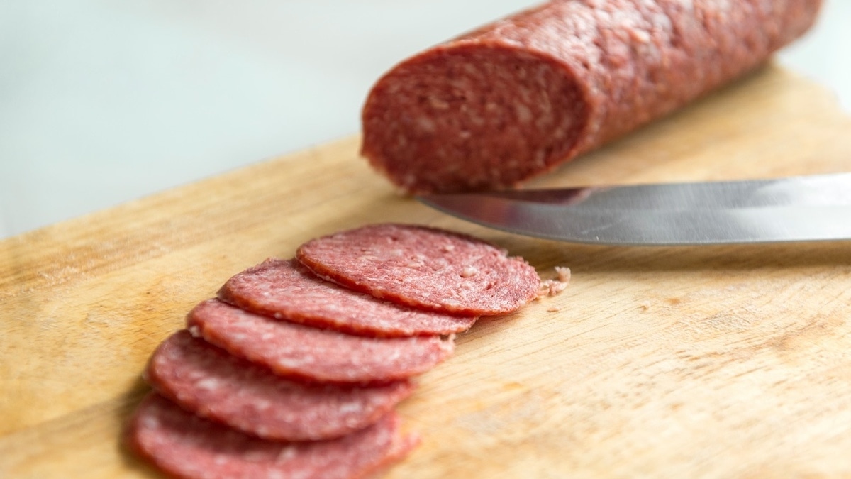 С сырокопченой колбасы не снимается оболочка? Найдены способы, которые ускорят процесс