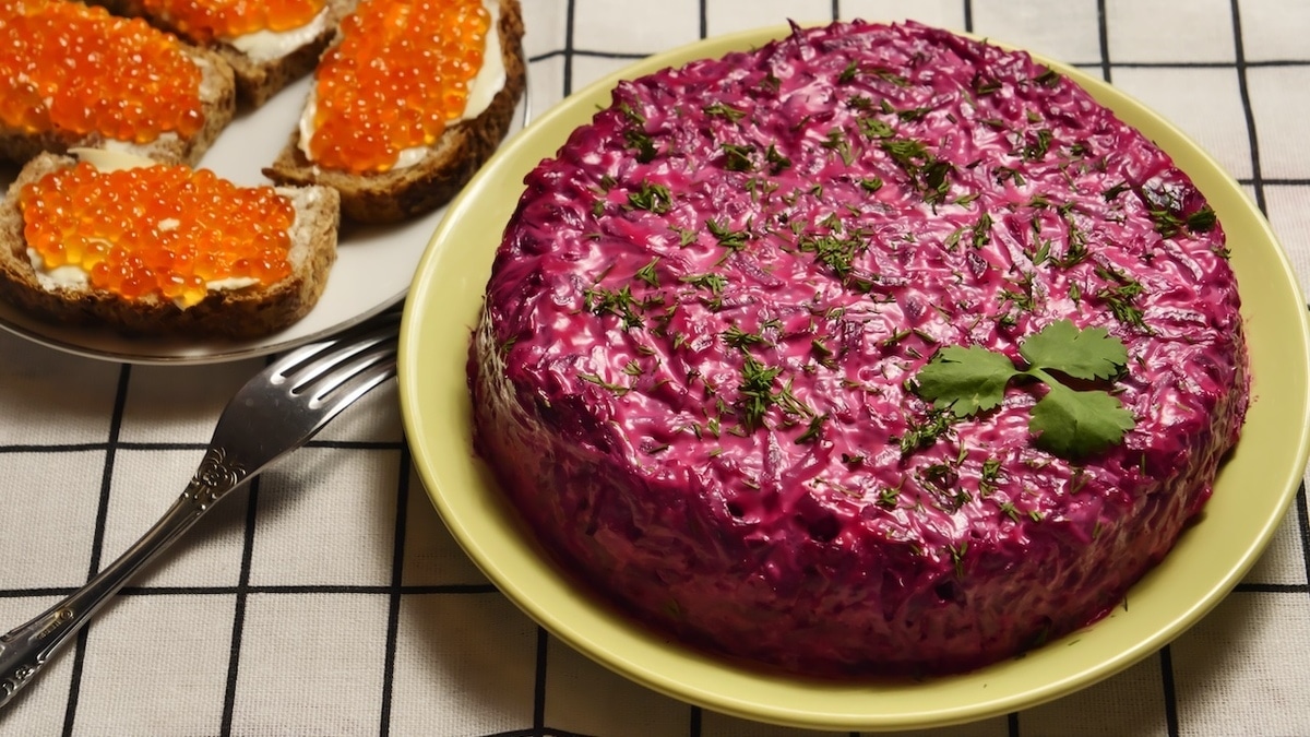 От «Мимозы» до бутербродов с икрой: нутрициолог объяснила, что не так с главными новогодними блюдами