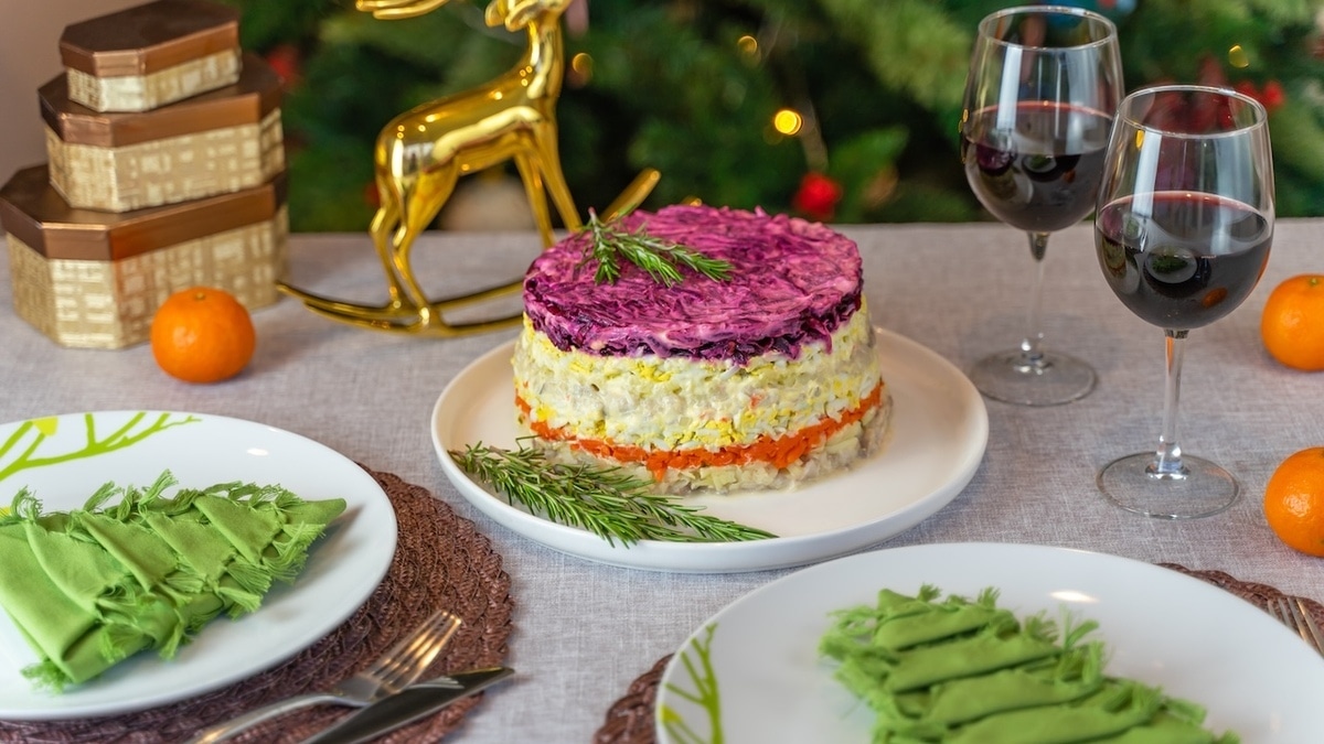 Психолог назвала частые причины переедания в Новый год: как с ними бороться?