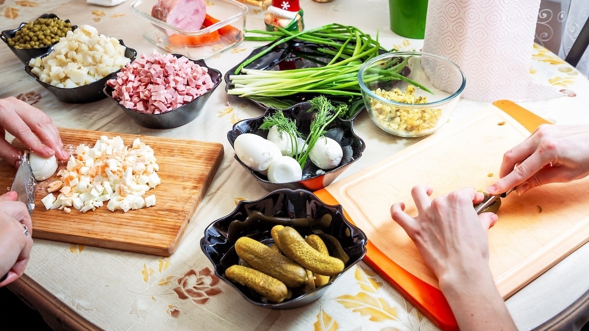 Эксперт поделилась «ресторанной» хитростью, которая поможет в приготовлении салатов