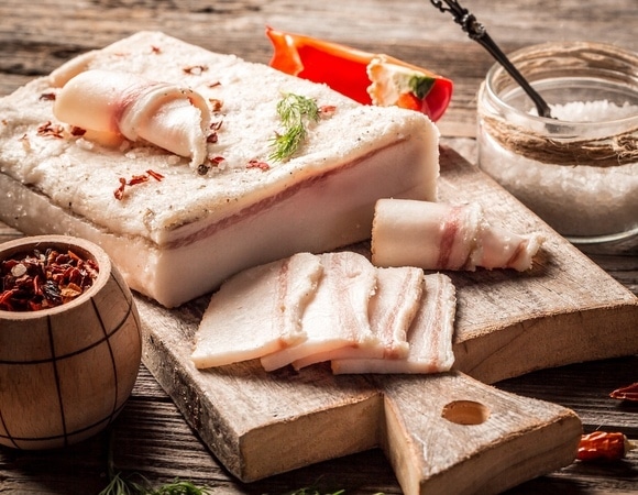 «Союзник женского здоровья»: врач сказала, зачем нужно есть сало