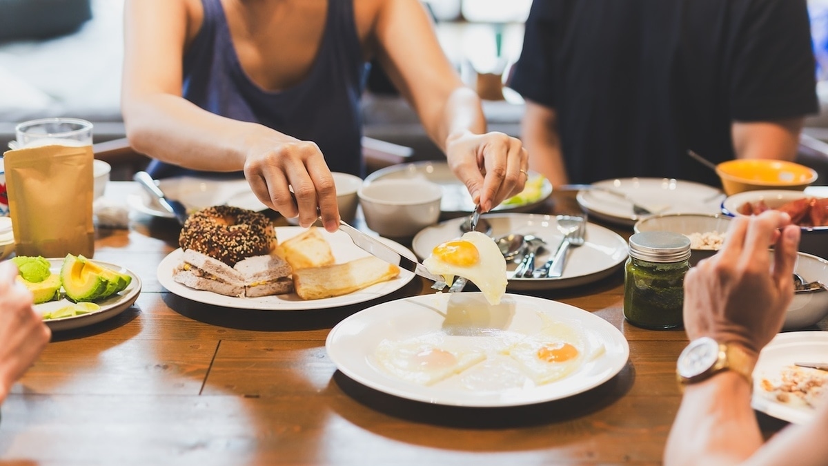Ученые сказали, в какое время завтракать и ужинать, чтобы снизить риск проблем с сердцем