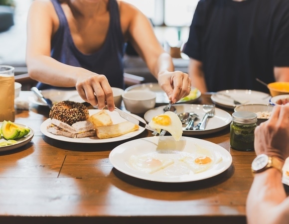 Ученые сказали, в какое время завтракать и ужинать, чтобы снизить риск проблем с сердцем