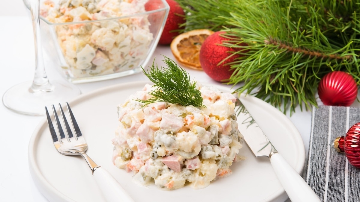 Диетолог Минздрава посоветовала в Новый год есть из «золотой тарелки» и больше танцевать