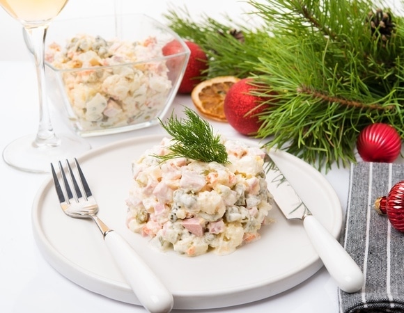 Диетолог Минздрава посоветовала в Новый год есть из «золотой тарелки» и больше танцевать