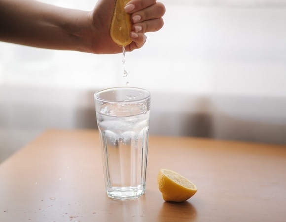 От рассола до чая: диетолог перечислила 4 эффективных средства против похмелья 