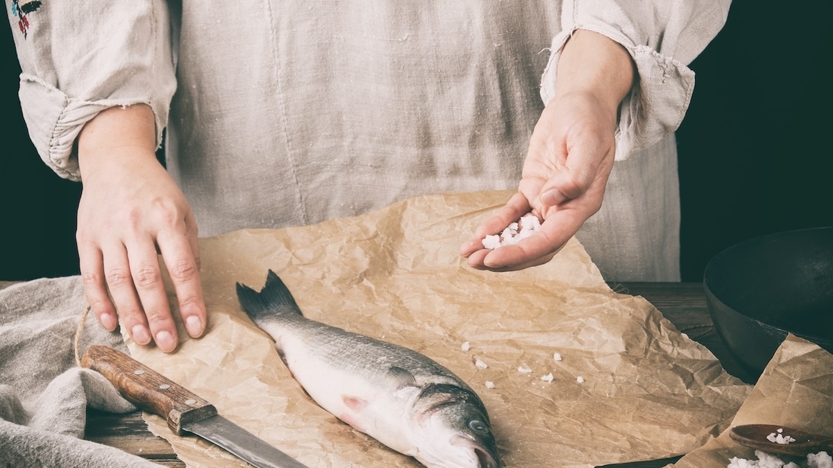 Эксперт раскрыла список продуктов, которые убирают рыбный запах с рук и посуды