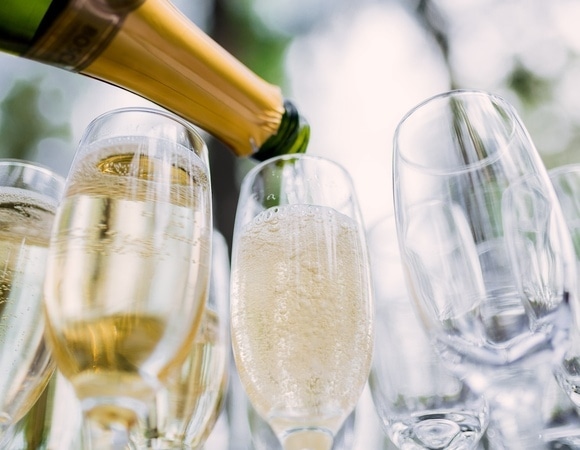 Чем закусывать вино и шампанское: совет врача, а не сомелье Чем закусывать вино и шампанское: совет врача, а не сомелье