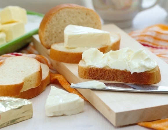 «Не более 1–2 ложек»: врач рассказала об опасных ингредиентах плавленого сыра