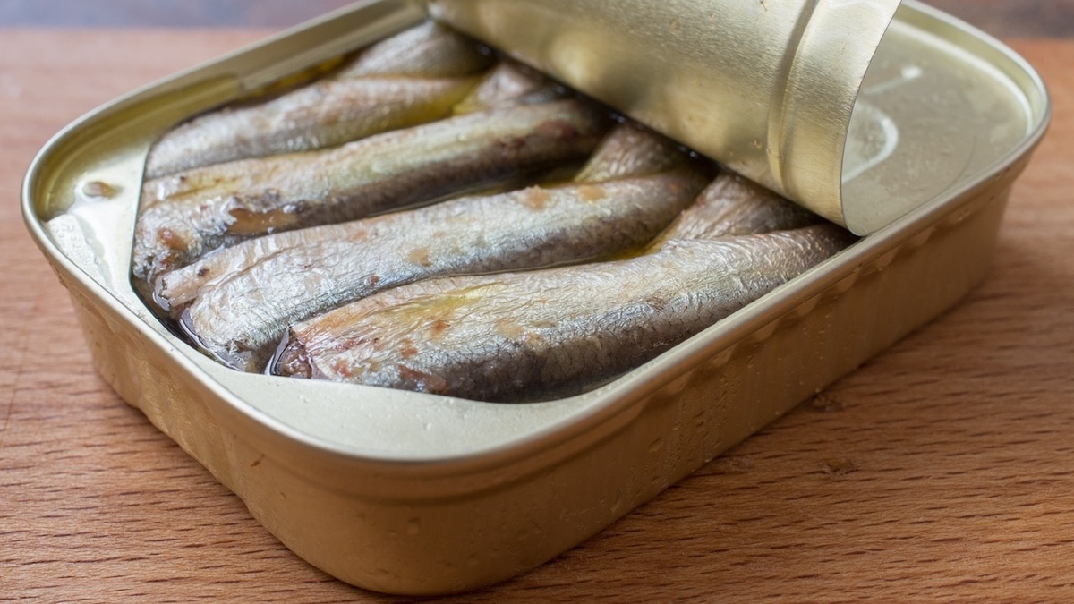 В Роспотребнадзоре сказали, как отличить хорошие рыбные консервы от плохих 
