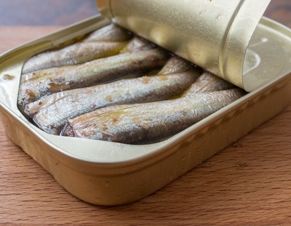 В Роспотребнадзоре сказали, как отличить хорошие рыбные консервы от плохих 