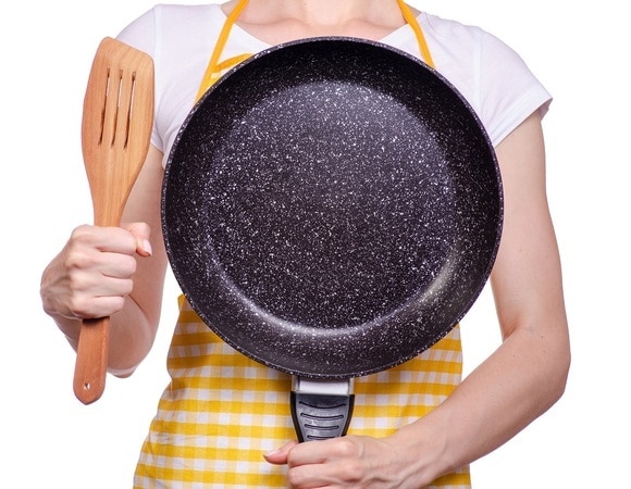 Опасно для здоровья: стало известно, когда пора выбрасывать старую сковороду