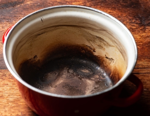 Как отмыть пригоревшую кастрюлю: натуральное средство из того, что есть на кухне Как отмыть пригоревшую кастрюлю: натуральное средство из того, что есть на кухне