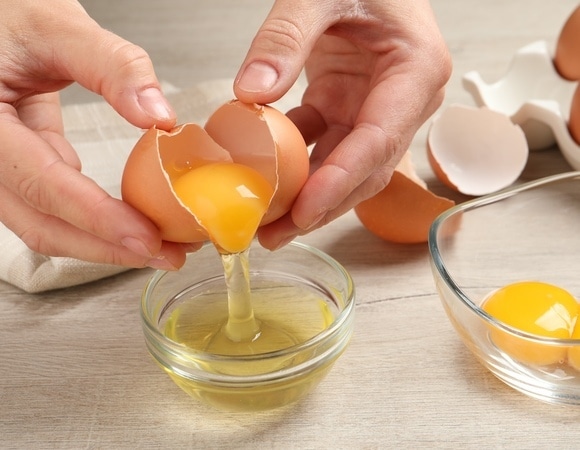 Можно ли разбивать яйца о край посуды — эксперты удивили ответом