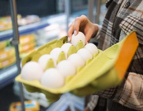 В России впервые за полгода подешевели куриные яйца — в Минпромторге назвали причины