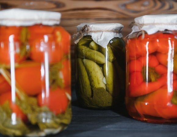 Когда пора выкидывать старые соленья — биолог поделилась советами по хранению 