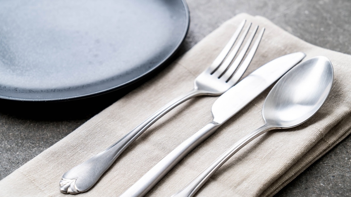 Будут как новые: найден простой способ чистки столовых приборов до блеска 