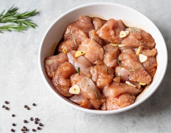 Самый простой маринад для мяса — основа для него есть в каждом доме