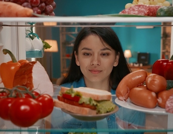 Эти продукты — вредный для здоровья «пищевой мусор»: проверьте свой холодильник