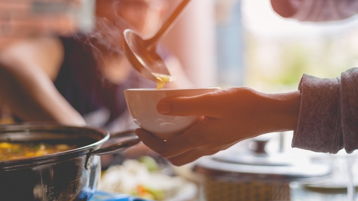 Если суп получился слишком жирным — 2 лайфхака от шеф-повара, которые спасут блюдо