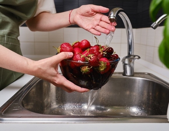 Ученый объяснил, можно ли мыть фрукты и овощи средством для посуды Ученый объяснил, можно ли мыть фрукты и овощи средством для посуды