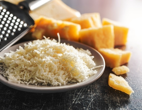 Назван самый опасный для «сердечников» сорт сыра 