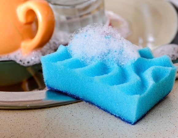 Губки для посуды могут вызвать пневмонию — назван безопасный срок использования Губки для посуды могут вызвать пневмонию — назван безопасный срок использования