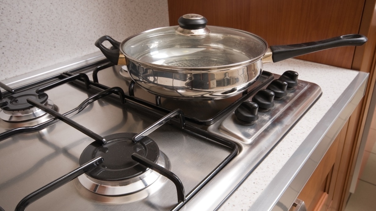 Как отмыть решетку с плиты от нагара — возьмите яблоко и соль