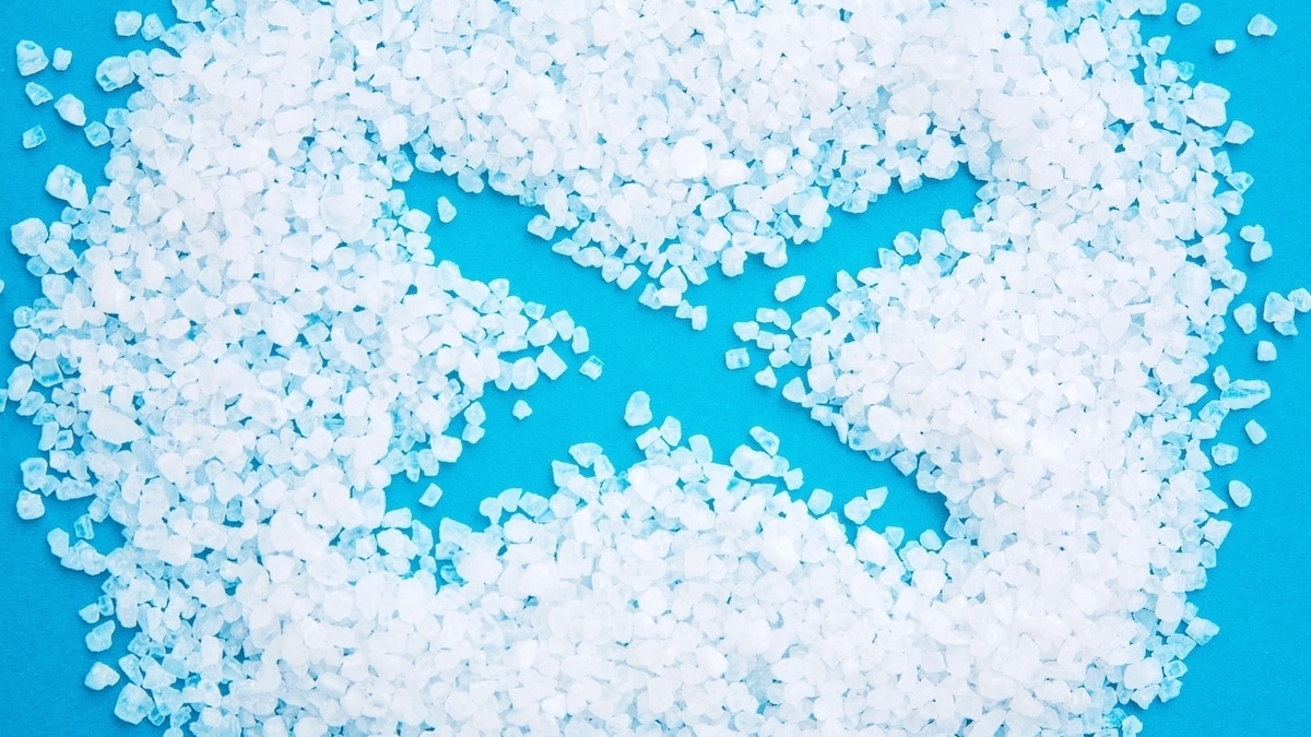 Соль не виновата: терапевт назвала реальную причину утренней отечности 