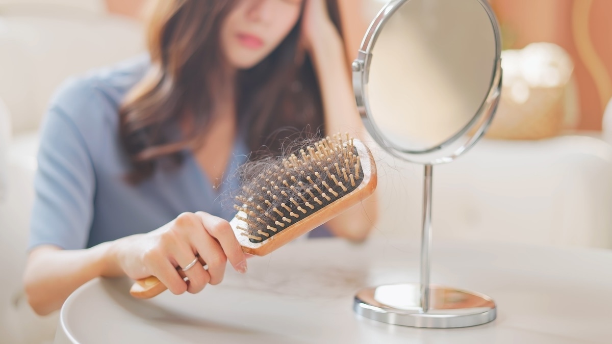 Трихолог объяснила, когда выпадение волос — это сигнал организма о помощи 