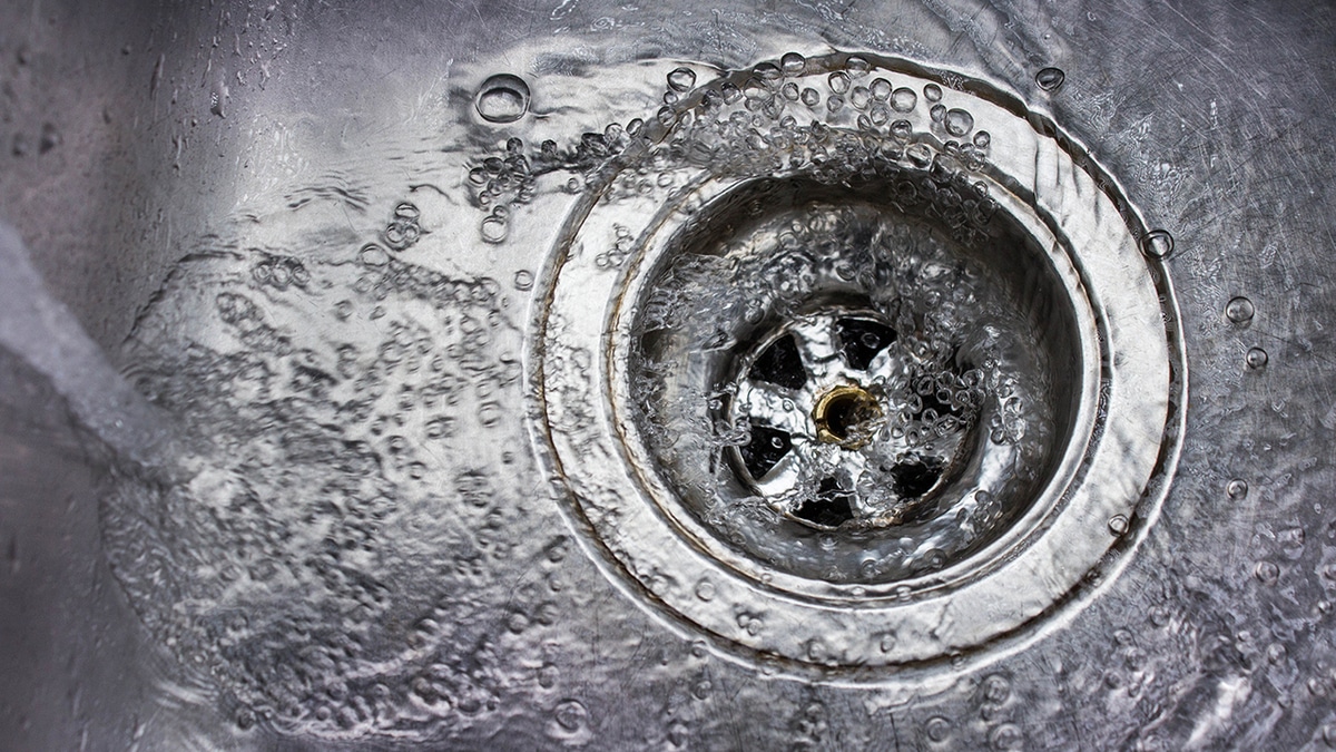 Почему нельзя сливать кипяток в раковину? Эксперты рассказали о последствиях