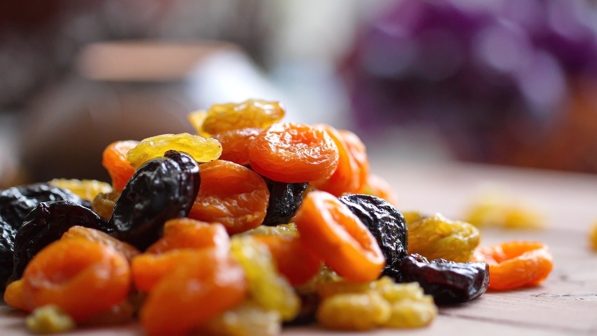 Сухофрукты обрабатывают диоксидом серы — эксперт сказал, вредно ли это для человека 