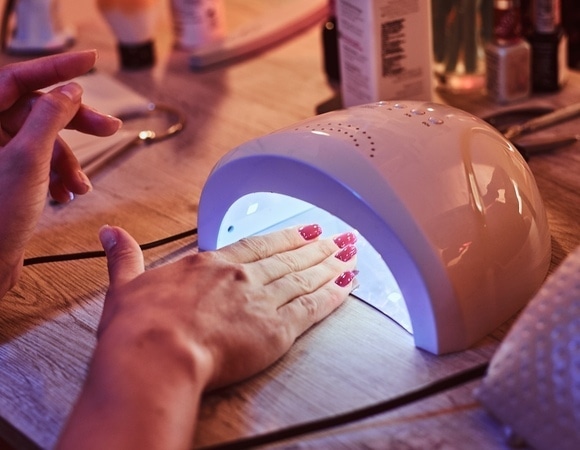 Гель-лак «печет»: почему нельзя терпеть жжение при сушке ногтей в лампе
