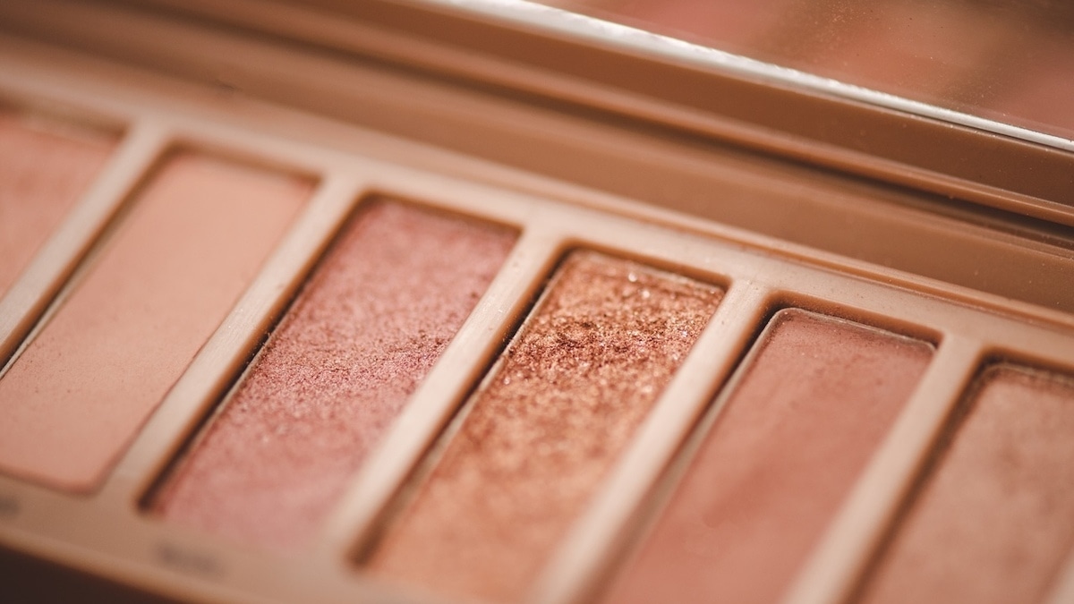 Шанс остаться без зрения: бьюти-эксперт заявила об опасности старых теней 