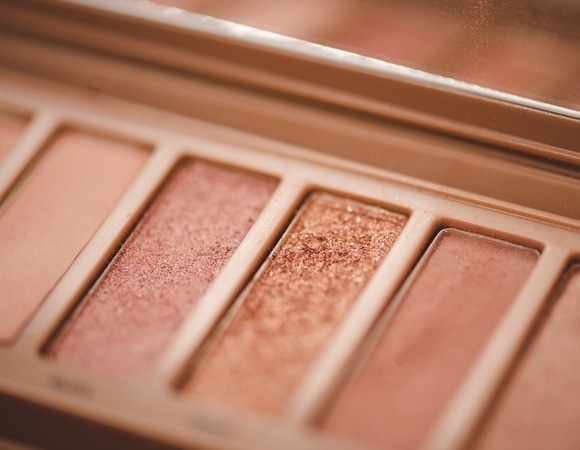 Шанс остаться без зрения: бьюти-эксперт заявила об опасности старых теней 