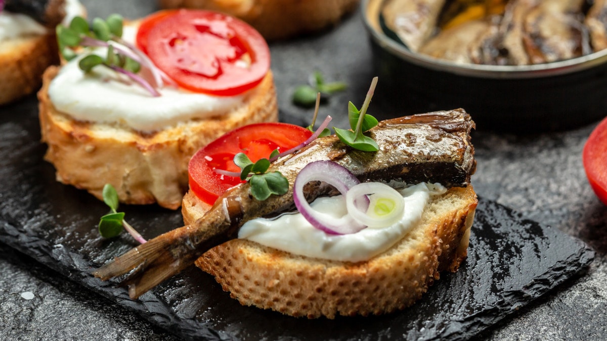 10 рецептов со шпротами от «Едим Дома»: что приготовить, кроме бутербродов 10 рецептов со шпротами от «Едим Дома»: что приготовить, кроме бутербродов