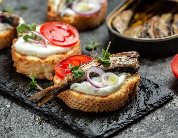 10 рецептов со шпротами от «‎Едим Дома»: что приготовить, кроме бутербродов