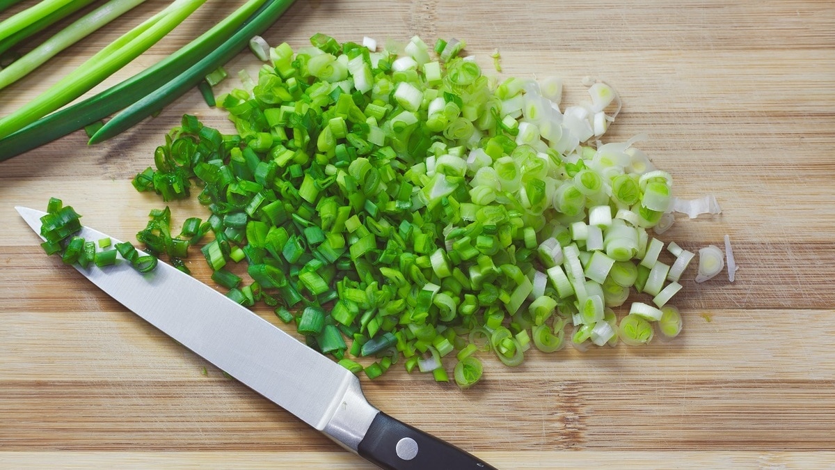 Останется хрустящим: шеф-повар раскрыла секрет хранения нарезанного зеленого лука
