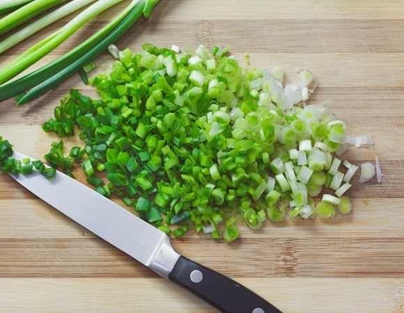 Останется хрустящим: шеф-повар раскрыла секрет хранения нарезанного зеленого лука Останется хрустящим: шеф-повар раскрыла секрет хранения нарезанного зеленого лука