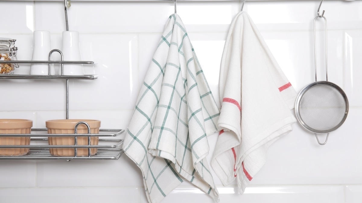 5 минут — и кухонные полотенца как новые: этот способ уберет грязь и неприятный запах 