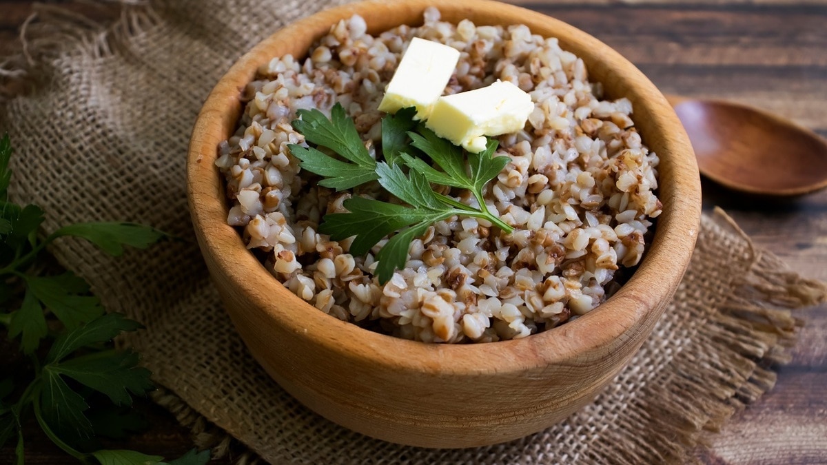 Бессмысленно есть чаще: диетолог развеяла миф о пользе гречки