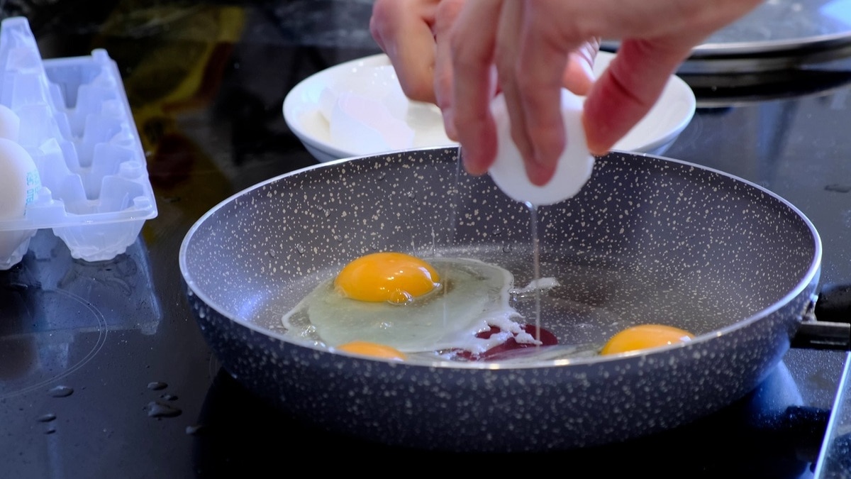 Почему нельзя жарить холодные яйца — объяснила кулинарный эксперт