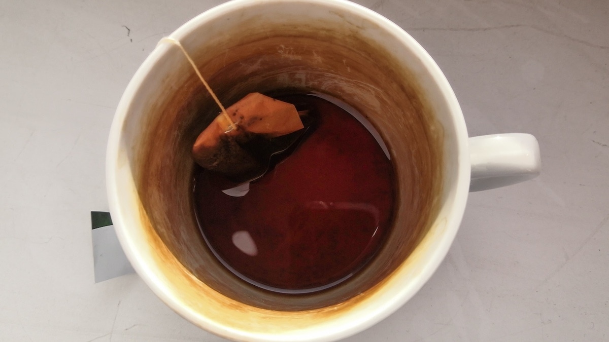 Убрать чайный налет с чашек — легко: возьмите то, что есть на каждой кухне Убрать чайный налет с чашек — легко: возьмите то, что есть на каждой кухне